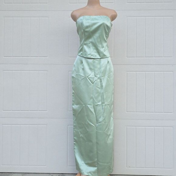 NEW BARI JAY TWO PIECE GOWN SIDE ZIPPER CLOSURE WITH JEWEL STUDDED EMBELLISHMENT - Picture 3 of 15